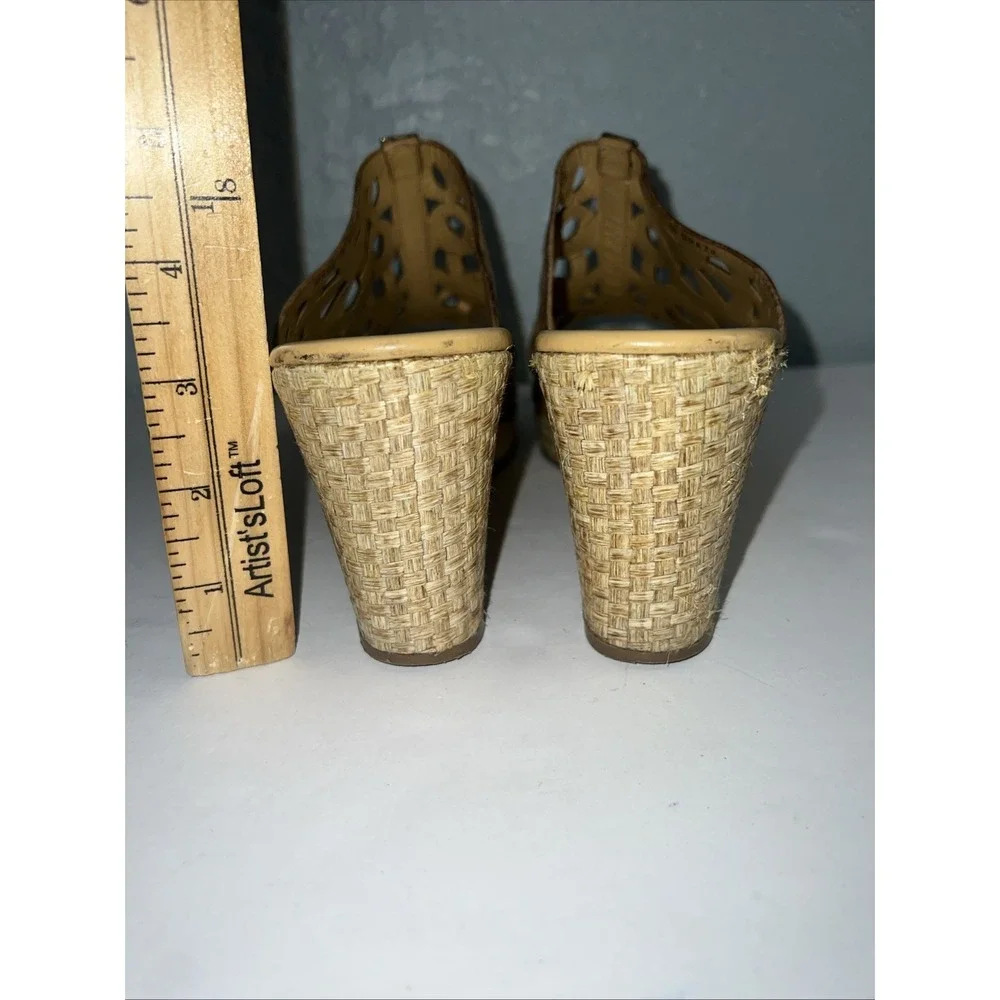 Brighton Daria Tan Leather‎ Silver Charm Diecut Platform Wedge Sandals Sz 7.5 M